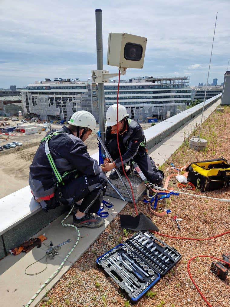 Installing a construction camera on a mast